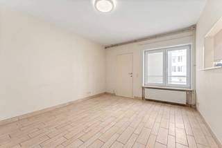 <h2><span>Op te frissen appartement op toplocatie aan de Zeedijk van Oostende</span></h2>
<p>Op een absolute toplocatie aan de Zeedijk van Oostende bevindt zich dit op te frissen appartement met twee slaapkamers en een terras.</p>
<p>Dankzij de unieke ligging aan zee biedt dit appartement een uitstekende opportuniteit om volledig naar eigen smaak in te richten. De praktische indeling en twee volwaardige slaapkamers maken het ideaal als vaste woonst, tweede verblijf of investering. Met het strand, gezellige horecazaken en winkels op wandelafstand geniet u hier volop van het bruisende kustleven.</p>
<p><strong>Belangrijkste ruimtes:</strong></p>
<ul><li>
<p>Living met aangename lichtinval</p>
</li><li>
<p>Keuken uitgerust met dampkap, koelkast en gasfornuis</p>
</li><li>
<p>2 slaapkamers</p>
</li><li>
<p>Badkamer met douche en enkele wastafel</p>
</li><li>
<p>Apart toilet</p>
</li><li>
<p>Terras</p>
</li><li>
<p>Kelderberging</p>
</li></ul>
<p><strong>Troeven:</strong></p>
<ul><li>
<p>Absolute toplocatie aan de Zeedijk van Oostende</p>
</li><li>
<p>Tal van mogelijkheden om naar eigen smaak op te frissen</p>
</li><li>
<p>Twee volwaardige slaapkamers en terras</p>
</li></ul>
<p>Neem vandaag nog contact op met je ERA-makelaar voor een bezoek.</p>
<p><strong>JOUW DROOMAPPARTEMENT. ZO GEVONDEN!</strong></p>