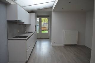 Deze ruime en charmante woning bevindt zich op een boogscheut van Kortrijk centrum en van de invalswegen.Ze bestaat uit:- de kelderverdieping met:...