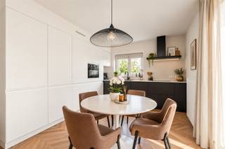 <p>Appartement prêt à emménager avec 2 chambres, garage et certif. énergétique B près de Courtrai<br /><br />Vous recherchez un appartement dans lequel vous pouvez emménager immédiatement, sans souci ni travaux de rénovation ? Ou souhaitez-vous investir dans un bien immobilier qui génère déjà un rendement ? Alors cet appartement entièrement rénové est exactement ce qu’il vous faut.<br /><br />On entre par le hall d’entrée doté d’un débarras pratique. Le salon lumineux, avec sa cuisine ouverte et entièrement équipée, constitue le cœur du logement et offre tout le confort nécessaire à une vie quotidienne agréable. Depuis le salon, on accède à la terrasse conviviale, l’endroit idéal pour savourer un café ou passer une soirée tranquille. L’appartement dispose en outre de deux chambres à part entière, d’une salle de bains élégante avec une douche à l’italienne moderne et de toilettes séparées pour les invités.<br /><br />Parmi les atouts supplémentaires, citons le garage privatif et le débarras (à acheter séparément), ainsi que les nombreuses places de stationnement disponibles devant l’immeuble.<br /><br />Pourquoi cet appartement est un choix judicieux :<br /><br />✔ Entièrement rénové en 2022 – prêt à emménager<br />✔ Économe en énergie avec un PEB B<br />✔ Installation électrique conforme<br />✔ Situation calme à seulement 5 minutes à vélo de Courtrai et de Harelbeke<br />✔ Actuellement bien loué – idéal comme investissement sans souci<br />✔ Garage et débarras privatif disponibles<br /><br />Que vous recherchiez un logement confortable pour vous-même ou un investissement intéressant avec un rendement immédiat : cet appartement offre les deux.<br /><br />Demandez dès aujourd’hui à le visiter et découvrez par vous-même l’espace, la lumière et l’excellent emplacement.<br /><br />Intéressé(e) ? feline@immobeguin.be</p>