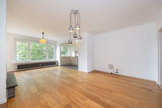 <p><span>Appartement de deux chambres prêt à emménager, avec garage, place de parking et terrasse, idéalement situé entre le Boekenbergpark et le Rivierenhof</span></p><p><span> </span></p><p><span>Vous</span><span>recherchez un appartement spacieux et bien entretenu dans un cadre calme et verdoyant ?</span><span> </span><span>Alors vous êtes au bon endroit. Cet appartement récemment rénové allie un espace de vie lumineux, deux chambres à part entière, une terrasse ensoleillée et un garage spacieux avec une place de parking supplémentaire. De plus, vous vivrez entre le Boekenbergpark et le Rivierenhof, à proximité des commerces, des transports en commun et des axes routiers.</span></p><p><span> </span></p><p><span>Lumière, espace & t confort</span></p><p><span>Le hall d’entrée donne accès à toutes les pièces de l’appartement. Le vaste espace de vie d’environ 32 m² est baigné de lumière naturelle grâce à ses grandes baies vitrées et donne sur une rue verdoyante. Le parquet chaleureux et l’élégante cheminée décorative confèrent à l’ensemble une atmosphère conviviale. À côté se trouve la cuisine ouverte et entièrement équipée, avec plaque de cuisson électrique, four, lave-vaisselle, lave-linge encastré et de nombreux rangements. Grâce à l'ouverture sur le salon, vous bénéficiez ici d'une sensation agréable d'espace. L'agencement comprend également deux chambres, une salle de bains rénovée et une terrasse.</span></p><p><span> </span></p><p><span>Deux chambres & e salle de bains rénovée</span></p><p><span>À l’arrière de la maison, au calme, se trouvent deux chambres dotées du même parquet chaleureux. La plus grande chambre donne directement sur la terrasse, où vous pourrez déguster un café ou profiter du soleil couchant en toute tranquillité. La salle de bains élégante a été récemment rénovée et est équipée d’une grande douche à l’italienne, d’un meuble-lavabo moderne et de toilettes. Le garage spacieux, doté d’un espace de rangement supplémentaire, ainsi que la place de parking située devant, constituent une véritable valeur ajoutée, vous permettant de garer sans problème deux voitures.</span></p><p><span> </span></p><p><span>Une vie au vert entre deux parcs</span></p><p><span>La Van Havrelei est une large avenue résidentielle située dans un quartier très prisé de Deurne. Vous vivez entre le Boekenbergpark et le Rivierenhof, deux magnifiques parcs où vous pouvez vous promener, faire du sport ou vous détendre. À quelques minutes à pied, vous trouverez un Delhaize, des écoles, les transports en commun et les principaux axes routiers. Vous profiterez ainsi d’un cadre de vie verdoyant avec toutes les commodités à portée de main.</span></p><p><span> </span></p>