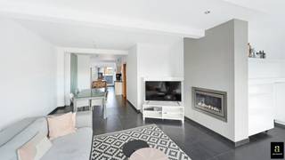 Appartement en duplex de 125 m² avec des terrasses exceptionnelles, situé à distance de marche de la mer et des commerces.<br />Composition: hall d’entrée avec vestiaire et toilette invités. Spacieux et lumineux séjour avec salle à manger et espace bureau, donnant accès à une terrasse ensoleillée à l’avant et à l’arrière. Cuisine entièrement équipée et salle de douche. À l’étage se trouve la chambre principale avec dressing, une salle de bains avec baignoire, douche, double lavabo et toilette (raccordement pour machine à laver et sèche-linge), ainsi qu’une deuxième chambre offrant l’espace nécessaire pour un lit simple ou un lit double.