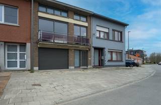 Ontdek deze ruime en energiezuinige woning in Zwijndrecht, perfect voor gezinnen die op zoek zijn naar comfort en functionaliteit. Bij binnenkomst betreedt u de ruime inkomhal, die toegang biedt tot de royale garage (11 meter diep) en een praktische berging/wasplaats. Op de 1e verdieping bevindt zich de ruime woonkamer met een gezellige tuinkamer en een volledig uitgeruste keuken. Daarnaast is er een apart toilet op deze verdieping.Op de tweede verdieping treft u drie comfortabele slaapkamers en een moderne badkamer, voorzien van een bad, een aparte douche, een lavabomeubel en een toilet.Buiten kunt u genieten van een overdekt terras met uitzicht op de tuin, ideaal voor zomerse barbecues en ontspanning.Extra troeven zijn onder andere de zonnepanelen, thuisbatterij, waterontharder en de ruime garage. De woning is bovendien gunstig gelegen nabij belangrijke verbindingswegen en openbaar vervoer, waardoor u snel en gemakkelijk toegang heeft tot de stad. Deze woning biedt de perfecte balans tussen wooncomfort en functionele ruimtes en is klaar om een warm thuis te bieden. Grijp deze unieke kans op een gezinswoning in een rustige en strategisch gelegen buurt. Plan snel een bezichtiging!