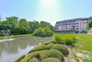 Dit instapklare en goed onderhouden appartement met twee slaapkamers is rustig gelegen, op een steenworp van het kanaal Roeselare-Leie ter hoogte van het Prinsessehof. De centrale ligging nabij het centrum van Izegem biedt vlotte toegang tot winkels, scholen, het station en de belangrijkste invalswegen. Het appartement bevindt zich op de eerste verdieping en beschikt over een ruime bewoonbare oppervlakte van ca. 110 m² (volgens het EPC-attest). Indeling: inkomhal met apart gastentoilet. De lichtrijke leefruimte geeft uit op een zuidoost gericht terras en sluit mooi aan op de volledig geïnstalleerde open keuken, uitgerust met koelkast, keramische kookplaat, oven, dampkap (én mogelijkheid tot het plaatsen van een vaatwasser). Verder beschikt het appartement over een praktische berging/wasplaats, twee volwaardige slaapkamers en een volledig uitgeruste badkamer met dubbele wastafel en douche. CV op aardgas| HR-glas | Voorzien van rolluiken | EK conform | Gemeenschappelijke fietsenberging | Mogelijkheid tot aankopen carport à 14.500 EUR | Lift | EPC 138 kWh/m² (label B)| Werd verhuurd aan 852 EUR/maand. Contacteer ons voor meer informatie. 051 67 67 57 www.bordes.be