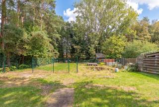 <strong>Gerenoveerde woning met 3 slpk en grote vergunde garage/werkplaats op 1.705 m²<br /></strong>EPC B I Goedgekeurde elektriciteit I vergunde garage van 80 m²<strong><br /><br />Gunstig gelegen</strong>,<strong> </strong>nabij de Klein Engelandhoeve met heel wat natuur- en wandelgebieden in de onmiddellijke omgeving doch met een vlotte bereikbaarheid naar het centrum en de Ring, alsook naar de grens met Nederland.<br /><br />Deze woning <strong>werd recent (2025) volledig vernieuwd </strong>en voorzien van nieuwe ramen met driedubbele beglazing, elektriciteit, airco's, warmtepomp, nieuwe keuken en badkamer, zonnepanelen enz.<br />Zij bestaat uit een inkomhal, een gezellige woonkamer met open volledig vernieuwde keuken. Deze keuken werd knap ingericht met een prominent SMEG fornuis met inductiekookplaat, 2 ovens en een grill, een vaatwasser en SMEG microgolfoven. Van hieruit ook een zij-ingang naar buiten. Vanuit de nachthal bereiken we 3 ruime slaapkamers waarvan 2 met airco en de volledig vernieuwde badkamer<strong> </strong>die werd ingericht met een vrijstaand bad, een inloopdouche, wastafel en toilet en een echt pareltje is. Achteraan nog een berging/wasplaats die rechtstreeks toegang geeft naar buiten. Achter de woning staat een grote garage/werkplaats met automatische poort van 80 m² die werd ingericht met een kleinere bureau of werkruimte en aparte toilet en zij-toegang. Het perceel grenst achteraan aan agrarisch gebied en het Bels lijntje en biedt zo zekerheid tot een mooi en blijvend groen zicht. In de tuin mag men tevens een zwembad en kleinere stal voorzien. Ideaal voor het houden van dieren aan huis. Ook ideaal voor een zelfstandige op zoek naar een werkplaats aan huis of hobby-ist<br /><br /><strong>Bijzonderheden:</strong><br />-Goedgekeurde elektriciteit <strong>tem 2050</strong><br />-Energiezuinig B label (<strong>115 Kwh/m²)</strong><br />-<strong>20 Zonnepanelen (2021)</strong><br />-<strong>Vergunde garage/werkplaats van 80 m²</strong><br />-Perceel geschikt voor het houden van dieren aan huis <br />-Stal en zwembad ook mogelijk<br />-de woning werd ondertussen ook asbestvrij gemaakt