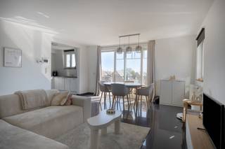 LUMINEUS DUPLEX-APPARTEMENT 88M² MET 2 SLAAPKAMERS, LEUK TERRAS EN GROTE GARAGE.Het appartement bevindt zich op 2de en 3de verdieping van verzorgde...