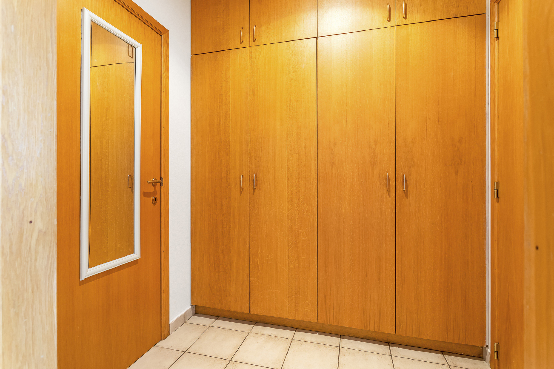 Volledig verhuurd appartementsgebouw met 6 appartementen en 6 grote garageboxen - foto 3