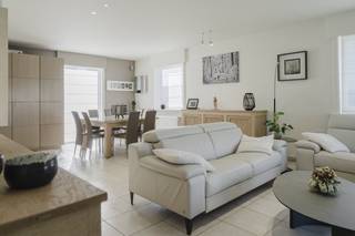 Kom deze woning ontdekken tijdens de Pre-sale op zaterdag 29/11 tussen 9u en 10u30, enkel op afspraak. Ruime instapklare villa met 6 kamers...