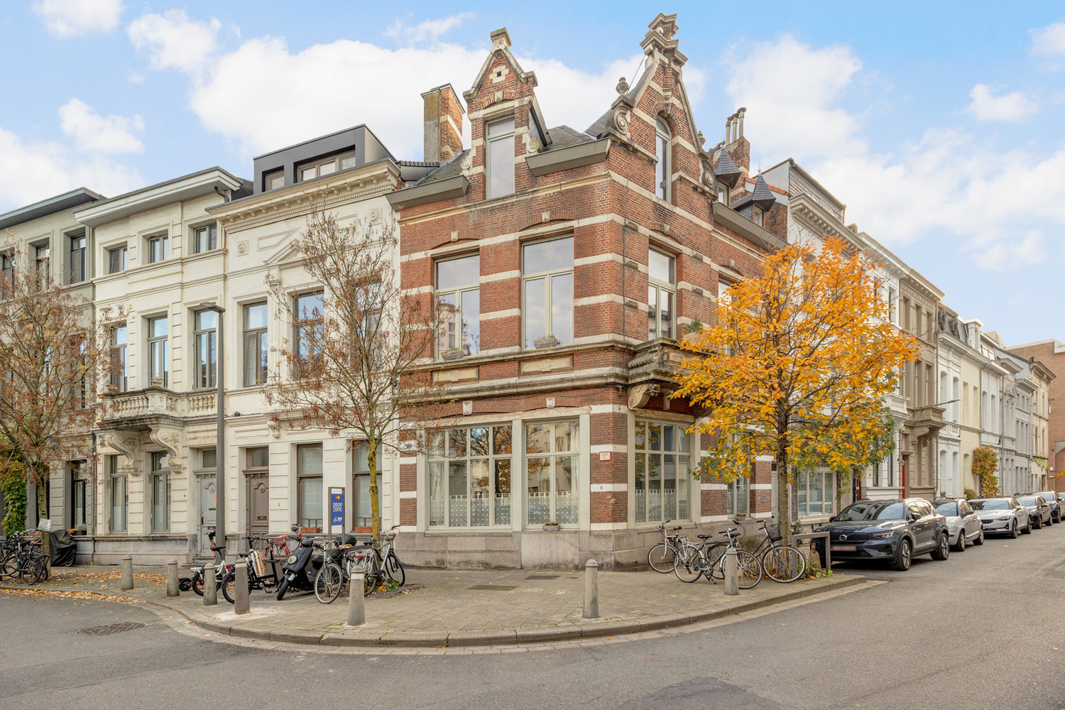 Karaktervolle en lumineuze burgerwoning (262m²) met aangename buitenruimte op hoeklocatie in hartje Zurenborg - foto 2