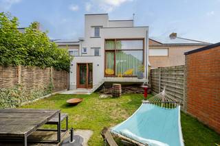IN HET OOG SPRINGENDE gerenoveerde bel-etagewoning in de rustige Bloemenwijk, op fietsafstand van Brugge centrum en het station! Op het...