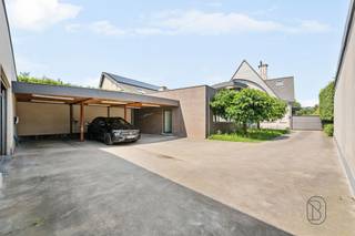 <p>Commercieel top gelegen kantoor/praktijk met atelier + potentiële woonst, en ruime parking te Waregem.</p><p>Op een uiterst strategische locatie langs de E17 en nabij belangrijke invalswegen bevindt zich dit volledig gerenoveerde en perfect onderhouden commercieel pand + potentiële woonst (aparte huisnummers) met uitstekende visibiliteit.<br />Deze eigendom bestaat uit een kantoor/praktijkgedeelte + woonst van ca. 300 m² gecombineerd met een ruim atelier/garage van ca. 300 m², waardoor dit pand ideaal is voor vrije beroepen, showroomactiviteiten, dienstverlening, opslag of een combinatie van kantoor met woonst, en operationele activiteit.</p><p>Troeven:<br />* Commercieel en strategisch zeer sterke ligging, Uitstekende bereikbaarheid via op- en afrit E17<br />* Zeer goede visibiliteit langs drukke verbindingswegen<br />* Ca. 300 m² kantoor/praktijkruimte + woonst <br />* Ca. 300 m² atelier/garage<br />* Volledig gerenoveerd en perfect onderhouden -- 2 keukens en douchemogelijkheid, en voorzien van ZONNEPANELEN <br />* Ruime privatieve parking</p><p>Dankzij de combinatie van bereikbaarheid, zichtlocatie, parking en multifunctionele ruimtes vormt dit pand een uitzonderlijke opportuniteit voor ondernemers die op zoek zijn naar een professionele uitvalsbasis met uitstraling.</p><p>Bezoek na afspraak met IMMO BEGUIN: info@immobeguin.be</p>