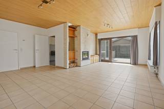 BEZOEKMOMENT DONDERDAG 30 JULI VAN 16U TOT 17U (inschrijven verplicht). <br /><br />Deze open bebouwing (type bungalow) is rustig gelegen in een doodlopende straat en biedt een praktische indeling met een ruime garage en een aangename tuin. De woning is ideaal voor wie op zoek is naar een rustige woonomgeving met voldoende binnen- en buitenruimte.<br /><br />Via de inkomhal met gastentoilet bereikt u de leefruimte, die is ingedeeld in een zit- en eetgedeelte. Aansluitend bevindt zich de recent vernieuwde keuken, uitgerust met AEG-toestellen en voorzien van veel kastruimte. Achterliggend vormt de uitbouw een mooie uitbreiding van de leefruimte. Dankzij de twee aanwezige airco's, die zowel kunnen koelen als verwarmen, is deze ruimte het hele jaar door comfortabel te gebruiken. Verder beschikt het gelijkvloers over een ruime garage met automatische sectionaal poort en heel wat praktische bergruimte.<br /><br />De tuin biedt voldoende ruimte om buiten te genieten en is uitgerust met een serre, twee tuinhuizen en een carport, waardoor er ook buiten heel wat opbergmogelijkheden aanwezig zijn.<br /><br />Verder zijn er nog drie slaapkamers en een badkamer, ingericht met een lavabomeubel, ligbad, douche en een tweede toilet aanwezig. <br /><br />Maandelijkse huurprijs 1050 euro per maand. Direct beschikbaar. <br /><br />EPC: 222 UC: 3916990 <br />Ref. DI00080