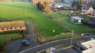 <p>Interesse in dit pand? Neem voor bijkomende informatie of het maken van een afspraak rechtstreeks contact op met Noor Helsen via <strong>+32 471 90 18 10</strong> of <strong>noor.helsen@copandi.be</strong>.</p><p></p><p>In een rustige, doodlopende straat in Ham bevinden zich deze twee halfopen bouwgronden. Dankzij de landelijke ligging geniet u hier van maximale rust, in een aangename woonomgeving met een prachtig uitzicht op groen en weides.</p><p></p><p>Beide percelen hebben een straatbreedte van circa 11 meter. De toegelaten bouwdiepte bedraagt 15 meter op het gelijkvloers en 12 meter op de eerste verdieping.</p><p></p><p>Bestemming: woongebied met landelijk karakter</p><p>Troeven</p><ul><li><p>Lot 1: 5 are 20</p></li><li><p>Lot 2: 5 are 33 ca groot</p></li><li><p>Prachtig uitzicht op groen</p></li><li><p>Rustige en kindvriendelijke buurt</p></li><li><p>Doodlopende straat</p></li></ul><p>De verkavelingsakte en de bijhorende bouwvoorschriften zijn beschikbaar.</p><p>Een ideale opportuniteit voor wie rustig en groen wil wonen, met voldoende bouwmogelijkheden!</p><p><br />Interesse? Contacteer ons vandaag nog voor meer info of een plaatsbezoek!</p>