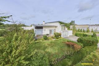 Deze villa is werkelijk een belichaming van de sixties!De uitzonderlijke ruime en goed doorlichte leefruimte (zitkamer, eetkamer en keuken) geeft...