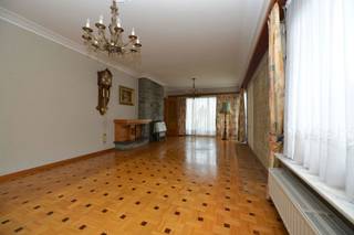 Welkom in deze woning, waar u binnenkomt in een praktische inkomhal. Vanaf hier heeft u direct toegang tot de riante, open leefruimte aan...