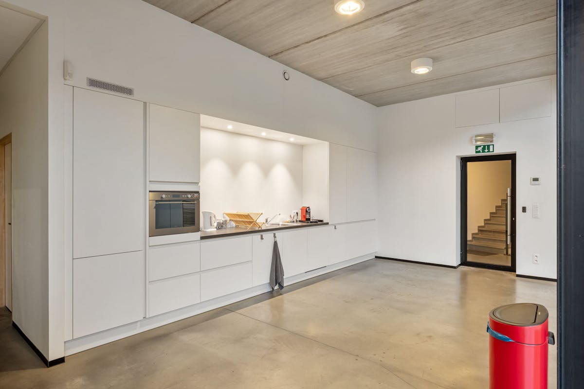 Bâtiment commercial moderne avec panneaux solaires et connectivité haut de gamme à Genk - photo 5