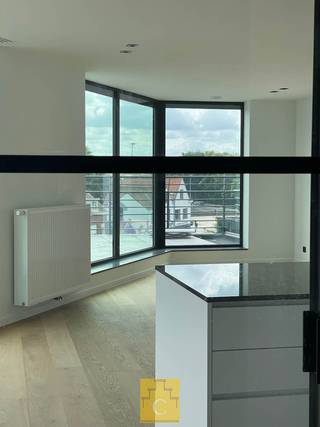 Dit prachtige dakappartement is gelegen op een ideale locatie in Sint-Andries.Het appartement bevindt zich op de bovenste verdieping van het gebouw,...