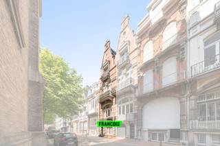 In het hart van de gezellige badstad Blankenberge, op een steenworp van het strand, de jachthaven, talrijke handelszaken en het openbaar vervoer, bevindt zich deze indrukwekkende bel-etagewoning in neo-Vlaamse renaissancestijl, ontworpen door architect C. Pécasse en gedateerd “1894”. Dit unieke en authentieke pand, dat uitblinkt in charme en karakter, biedt met zijn zes slaapkamers en royale ruimtes tal van mogelijkheden als gezinswoning, opbrengsteigendom of investeringsproject.<br /><br />Via een trap betreedt u de woning, waarbij u op de benedenverdieping toegang krijgt tot een vestiaire, een bureauruimte, diverse stockage- en technische ruimtes en de aangename binnenkoer. Een interne trap leidt naar de recent vernieuwde keuken, die naadloos overvloeit in de lichtrijke woonkamer. De hoge plafonds en grote raampartijen doorheen het hele pand zorgen voor een aangenaam gevoel van ruimte en licht.<br /><br />De stijlvolle traphal brengt u naar de eerste verdieping, waar zich de ruime masterbedroom bevindt met een aansluitende ensuite badkamer, uitgerust met een inloopdouche, ligbad, dubbele wastafel en toilet. Op de tweede verdieping bevinden zich twee bijkomende slaapkamers en een gastentoilet, terwijl de derde verdieping plaats biedt aan nog eens drie slaapkamers. Dankzij deze indeling is de woning perfect geschikt voor grotere gezinnen of ruime vakantiewoning.<br /><br />Deze prachtige burgerwoning combineert authentieke elementen met hedendaags comfort en is gelegen op een absolute toplocatie in Blankenberge. Bent u op zoek naar een klassevolle gezinswoning, een waardevolle investering of een uniek stuk erfgoed? Dan is een bezoek aan dit pand zeker de moeite waard.<br /><br />Meer weten over voordelige erfgoedleningen of subsidies voor de aankoop en renovatie van onroerend erfgoed? Raadpleeg dan zeker de informatie op www.onroerenderfgoed.be/erfgoedlening.<br /><br />