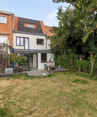 Op zoek naar een ruime, energiezuinige woning waar je meteen je intrek in kan nemen? In de Frans Robbrechtsstraat 23 te Wemmel vind je deze verrassend ruime en lichtrijke gezinswoning terug. De woning werd gerenoveerd in 2021 met oog voor comfort en hedendaagse afwerking. Dankzij o.a. zonnepanelen, een EPC-label B en twee badkamers biedt deze woning alle troeven voor comfortabel en zorgeloos wonen.IndelingBij het betreden van de woning kom je in een verzorgde inkomhal met gastentoilet. De ruime leefruimte baadt in het licht dankzij de grote ramen en schuifraam naar het terras en de tuin. Aansluitend vind je een gezellige eetplaats en een volledig uitgeruste, moderne keuken met kwaliteitsvolle toestellen en veel opbergruimte.Op de eerste verdieping bevinden zich twee slaapkamers, waarvan één met dressing/bureau; en een badkamer met dubbele lavabo, toilet en ligbad.De zolderverdieping werd volledig ingericht als derde slaapkamer met een ensuite douchekamer, ideaal als masterbedroom of studio voor tieners of gasten.Kelder.Tot slot is er een aangelegde Zuid georiënteerde tuin met terras en tuinhuis, perfect voor zomerse avonden of kindvriendelijk speelplezier.Karakteristieken- EPC-label B – energiezuinig wonen-10 zonnepanelen met batterij- Elektriciteit conform- Gelegen in het hogere deel van Wemmel, op wandelafstand van winkels, openbaar vervoer, het UZ Brussel en de Brusselse ring (R0)"- 3 volwaardige slaapkamers, waarvan één met ensuite douchekamer- Volledig gerenoveerd en instapklaar- Zuidgerichte tuin met terras en tuinhuis- Beschikbaar bij akteKom zeker een kijkje nemen in deze parel in Wemmel. Plan vandaag nog je bezoek en laat je verrassen door de ruimte, lichtinval en afwerkingsgraad van deze woning.📞 Neem contact met ons op voor een afspraak via 02 460 80 46 of info@structura.be