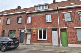 ENORM RUIME GEZINSWONING MET ZALIG ZONNIGE TUIN Achter deze brede gevel schuilt heel veel woonvolume,  een diepe uitbouw zorgt er voor heel wat...