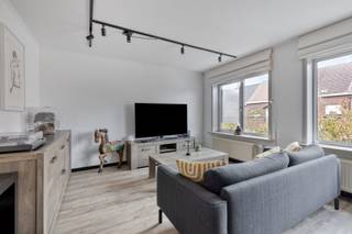 Droom je van een lichtrijk en instapklaar appartement op een toplocatie? Ontdek dit ruime pand in het gegeerde Bevegem, vlak bij het centrum...