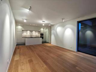 Aan de rand van Brugge en aan ’t Stil-Ende, bevindt zich de stijlvolle en eigentijdse Residentie Isola Bella. Deze residentie combineert modern wooncomfort met een rustige ligging en een vlotte bereikbaarheid. Dankzij de ligging geniet je van de rust van de stadsrand, terwijl het centrum van Brugge en belangrijke invalswegen vlot bereikbaar zijn.<br /><br />Dit aangename gelijkvloersappartement beschikt over twee slaapkamers en een ruime, gezellige leefruimte met een volledig geïnstalleerde, moderne keuken voorzien van een oven, microgolfoven en vaatwasser. Aansluitend aan de keuken bevindt zich een praktische berging met aansluitingen voor een wasmachine en droogkast. De badkamer is uitgerust met een dubbele lavabo, douche, ligbad met douche en toilet. Daarnaast beschikt het appartement over een afzonderlijk gastentoilet.<br />Verder geniet het appartement van een zonnig terras. Dubbele gordijnrails en lichtarmaturen zijn reeds aanwezig, wat zorgt voor extra comfort bij de intrek. Een garagebox kan bovendien worden bijgehuurd, wat zorgt voor extra parkeergemak.<br /><br />Dit appartement geniet uiteraard van het comfort van een hedendaagse residentie: een moderne architectuur, een verzorgde afwerking en een praktische indeling waarbij ruimte en wooncomfort centraal staan. De combinatie van een gelijkvloerse ligging, twee slaapkamers en een privatief terras maakt dit appartement geschikt voor wie vlakbij Brugge wil wonen<br /><br />De ligging aan de rand van Brugge biedt bovendien een mooie balans tussen rustig wonen en stedelijke bereikbaarheid. Je woont in een vernieuwde woonomgeving, maar blijft dichtbij het centrum en de dagelijkse voorzieningen. Brugge biedt daarnaast een uitgebreid aanbod aan winkels, horeca, cultuur, scholen en ontspanningsmogelijkheden.<br /><br />Algemeen:<br />- Huurprijs: € 975,00/maand<br />- Garagebox: €120,00/maand + €5,00 /maand gemeenschappelijke kosten<br />- Gemeenschappelijke kosten: € 110,00/maand<br />- Vrij vanaf: 01/10/2026<br /><br />Een bijzonder aantrekkelijk appartement voor wie op zoek is naar hedendaags wooncomfort, een aangename buitenruimte en een uitstekende combinatie van rust en bereikbaarheid aan de rand van Brugge.<br /><br />De snelste manier om een bezoek te brengen aan dit pand? Vraag je bezoek aan via de roze knop op onze website (www.dewaele.com) en je wordt gecontacteerd door onze verhuurexpert.<br /><br />Telefonisch kunnen er geen afspraken gemaakt worden. Bij andere vragen kun je ons telefonisch contacteren via 050 444 999.<br /><br />Deze AI-visualisaties zijn bedoeld als inspiratie. Er werd geen rekening gehouden met technische specificaties, stedenbouwkundige voorschriften of de concrete mogelijkheden tot realisatie.
