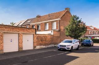 <p><span>Cozy family home with south facing garden in prime location in Mechelen</span></p><p><span>In a quiet, child-friendly street just outside Mechelen's city ring, you will find this charming family home. Upon entering, you immediately notice the authentic staircase in the entrance hall. The bright, open living space is perfectly divided into a cozy sitting area and a dining area that flows seamlessly into the open kitchen. Thanks to the view of the garden, you enjoy a pleasant connection with the outdoors here.</span></p><p><span>On the ground floor you will also find a separate laundry room and storage.</span></p><p><span>On the second floor there are two bedrooms and a bathroom with toilet. The attic offers additional storage space.</span></p><p><span>The garden is equipped with artificial turf - low maintenance, and gives access to the first garage. Following by the 2nd garage. Between both garages is a door. Garages have automatic sectional garage door. Both garages must be purchased for an additional 40,000. </span></p><p><span>The ideal location combines easy accessibility (near E19 and stores) with the tranquility of a pleasant living environment.</span></p><p><span> The house with one garage and the second garage are currently rented out and generate a rental income of 1,135 per month. </span></p>
