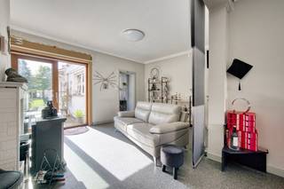Sint-Michiels, Supergoede ligging Gezellig woonhuis met zalige diepe TUIN op het zuid-oosten.<br />Inkomhal, lichtrijke living, keuken, bijkeuken, badkamer met toilet, lavabo en douche en diverse bijgebouwen , tuin en extra toilet.<br />1é Verd: overloop, ruime slaapkamer vooraan en ruime slaapkamer achteraan, kleine slaapkamer, bergkamer, grote zolderverdieping waar nog verschillende ruimtes mogelijk zijn.<br />Veel uitbreidingsmogelijkheden.<br />Een bezoekje waard !<br />