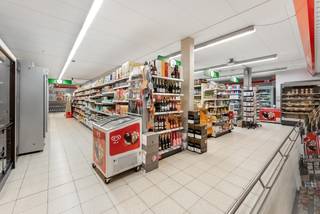 Riante handelsruimte met ruime parkeergelegenheid, magazijn en bovengelegen duplexwoning met een totale oppervlakte van maar liefst 940m2...