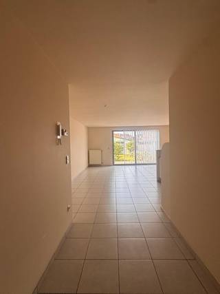 Instapklaar gelijkvloersappartement op een topligging, recht tegenover het Hof Van Roosendaalpark. Gelegen in een kleinschalige residentie van slechts 5 appartementen (bouwjaar 2005) met lage gemeenschappelijke kosten en individuele meters voor gas, water en elektriciteit. Winkels, scholen, openbaar vervoer en belangrijke invalswegen bevinden zich op wandelafstand. Het appartement omvat een ruime inkomhal met gastentoilet, een lichtrijke woon- en eetkamer, een volledig geïnstalleerde keuken, praktische berging, 2 volwaardige slaapkamers en een badkamer met ligbad en dubbele wastafel. Via het terras bereikt u de privatieve tuin, die rechtstreeks toegang geeft tot een zeer ruim magazijn. Een absolute troef voor zelfstandigen, hobbyisten of wie nood heeft aan extra opslagruimte. Bovendien is de elektrische installatie conform!! Afzonderlijke kelderruimte voorzien. <br />Interesse? Contacteer ons vrijblijvend voor meer informatie of een bezoek op 0488 60 05 07.
