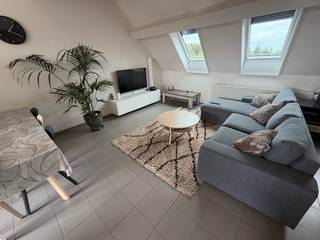 Bent u op zoek naar een instapklaar appartement nabij het centrum van Stabroek? Dit aangename appartement beschikt over een praktische indeling. Via de lift of trap geraak je tot het 3e verdiep. Na de inkomhal met praktische inbouwkasten en apart gastentoilet kom je uit op de ruime, lichte woonkamer op tegelvloer. De keuken met eiland is uitgerust met een vaatwasser, oven, koelkast, kookplaat en dampkap. Verder bevindt zich op deze verdieping een handige berging met aansluitingen voor wasmachine en droogkast. Via de grote schuifraam in de keuken heeft u toegang tot het ruime terras, zuid georiënteerd. De volgende verdieping is ingericht met een ruime slaapkamer, airco en de vernieuwde badkamer met een douche, lavabomeubel en 2e toilet. Ook op het vlak van parkeren biedt dit appartement heel wat comfort. Achter de carport met garagepoort is er een eigen parkeerplek voorzien. Verder is er zowel een overdekte fietsenstalling als fietsenstalling achter slot aanwezig. Het appartement beschikt over een gunstig EPC-label B met een energiescore van 139 kWh/m²/jaar. De elektrische installatie is conform. Kortom een energiezuinig appartement met het gevoel van een woning op centrale ligging. Wenst u meer info? Contacteer ons via 0489 64 87 12