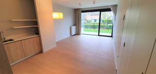 <p><span>De Residentie Cyprès is opgericht te midden het groen in de achtertuin van het cultureel centrum Scharpoord en vlakbij het centrum en de Lippenslaan van Knokke. In deze luxeresidentie zijn er enerzijds 54 individuele woongelegenheden waar senioren zelfstandig kunnen verblijven en anderzijds gemeenschappelijke voorzieningen waarop zij facultatief een beroep kunnen doen. <br /><br />Elk appartement is rolstoelvriendelijk ontworpen en staat permanent in verbinding met de zorgverlener in het gebouw. Er worden verschillende gemeenschappelijke ruimtes voorzien, zoals o.a. een restaurant, een lounge, bibliotheek, een kapsalon, een fitness- &amp; kine-ruimte, terras &amp; tuin. Kortom een ideale woongelegenheid voor de actieve senior die in alle rust, comfort en met alle noodzakelijke dienstverlening onafhankelijk kan blijven wonen op een uitstekende rustige ligging omgeven door groen. <br /><br />Dit appartement beschikt over een volwaardige slaapkamer, een aangename lichtrijke leefruimte met een zonnig terras, een ingerichte keuken en een douchekamer met wastafel, inloopdouche &amp; toilet. Bij dit fraaie appartement hoort eveneens een private berging, twee fietsplaatsen en U heeft de mogelijkheid om één van de schaarse ruime garageboxen in het gebouw te bekomen.</span></p>
<p>Voor investeerders, de mogelijke huurprijs bedraagt €1.300 + lasten en er is een vrijstelling van onroerende voorheffing.</p>
<p>Voor een bezoek in deze exclusieve assistentiewoning en voor meer informatie kan u terecht op het nummer 0479/09.09.09 of via onze e-mail: info@wsb-group.be</p>
<p>Voor meer informatie over de diensten kan u volgende link raadplegen: http://residentiecypres.be/dienste</p>