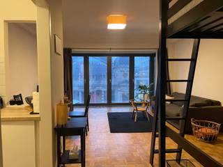 Gemeubelde studio (39 m²) zeer centraal gelegen op de 7de verdieping van een gebouw met lift en met een prachtig uitzicht op de Opera. De studio is bemeubeld met een zetel een hoogslaper (twijfelaar) waaronder een bureau, en een kledingrek. In de badkamer een douche en lavabomeubel. Qua mobiliteit kan je werkelijk niet beter wonen, want vanonder het Operaplein aan de voet van het gebouw, vertrekken een heleboel tramverbindingen naar alle uithoeken van de stad. In de huurprijs van de studio zijn begrepen de huur van de studio, het gebruik van de meubelen en de kosten van de gemene delen (gebruik van de lift, onderhoud van de gang etc.) alsook het waterverbruik. Voor wat betreft gebruik van elektriciteit, gas, alsook aansluiting internet/TV hiervoor sluit je een eigen abonnement af met een leverancier van je keuze. De studio beschikt over een gunstig energielabel (B) waardoor het verbruik sowieso laag blijft. Ideaal voor expat, of om woon/werkverkeer naar de stad doordeweeks te vermijden, ook perfect gelegen voor een student(enkoppel). Kelderberging. Epc 103 kWh/m²/jr. (label B) Beschikbaar vanaf 1 mei 2026. (de huurprijsiis opgedeeld als volgt: 720 euro huur + 75 euro maandelijkse kosten gemene delen en waterverbruik).