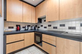 In het centrum van Denderleeuw, pal aan het station, bevindt zich dit 2-slaapkamer appartement op de 2de verdieping. Het gebouw bestaat uit...