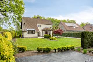 Bent u op zoek naar een residentieel gelegen open bebouwing met veel ruimte en een groene ligging? Dit huis te koop in Turnhout garandeert een goede balans tussen rust en bereikbaarheid. Het pand bevindt zich aan de Tielendijk in de rustige regio Zevendonk, net aan de rand van de stad Turnhout. Dit is een unieke kans voor het kopen van een kwalitatief huis op een perceel van 820 vierkante meter.De woning beschikt over een uitstekende mobiliteit. Binnen enkele minuten bereikt u de ring rond Turnhout, de oprit van de E34 en diverse verbindingen voor het openbaar vervoer. Bovendien bevinden alle nodige faciliteiten, zoals scholen en winkels, zich in de directe nabijheid. Een grote troef is de volledig zuidgerichte tuin waar u de hele dag door van de zon kunt genieten. Achteraan het perceel bevindt zich tevens een ruime vrijstaande garage met voldoende extra bergruimte.De indeling:Gelijkvloers:- Inkomhal- Lichtrijke en open leefruimte- Eethoek- Geïnstalleerde keuken met koele berging- Praktische wasplaats voorzien van een douche- Bureauruimte die ook kan dienen als extra slaapkamerEerste verdieping:- Ruime slaapkamer met aansluitende dressing- Tweede slaapkamer met berging- BadkamerDe eigendom wordt aangeboden via de Pre-sale formule. Van 17/06/2026 om 14:00 tot 20/06/2026 om 12:00 kan u de woning op afspraak komen bezichtigen en een bod uitbrengen. De vermelde prijs is een instelprijs. Voor meer info, gelieve contact op te nemen met de dossierverantwoordelijke.Bestuursmaatregelen in het maatregelenregister: nee