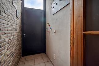<p>Ruim huis in Willebroek met stadstuin en een vlotte verbinding.</p>
<p> </p>
<p>Deze karaktervolle woning combineert ruimte en potentieel met een centrale ligging in Willebroek. Geniet van de aangename stadstuin en het comfort van winkels, openbaar vervoer, het park en het administratief centrum vlakbij. Dankzij de vlotte verbindingen bereik je bovendien snel de omliggende gemeenten en belangrijke invalswegen. Een interessante woning voor wie ruimte, bereikbaarheid en mogelijkheden zoekt.</p>
<p><br /><strong>Garage optioneel aan te kopen aan: 25.000 euro</strong></p>
<p>Belangrijkste ruimtes:<br />• Ruime leefruimte met mogelijkheden voor een gezellige zithoek en eetplaats<br />• Functionele keuken met aansluiting naar de buitenruimte<br />• Stadstuin met extra berging<br />• 4 slaapkamers</p>
<p> </p>
<p>Troeven:<br />• Veel ruimte en tal van indelingsmogelijkheden<br />• Stadstuin in een centrale omgeving<br />• Goede verbinding via openbaar vervoer en nabij belangrijke voorzieningen</p>
<p> </p>
<p>Neem vandaag nog contact op met je ERA-makelaar voor een bezoek.</p>
<p> </p>
<p>JOUW DROOMHUIS. ZO GEVONDEN!</p>