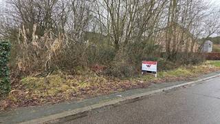 Rustig gelegen perceel bouwgrond van 6a51ca. Zuid georiënteerd. <br />Perceelsbreedte: vooraan 18m50 - achteraan 15m84 - diepte: ±37.<br />Bouwdiepte woning: gelijkvloers maximum 15 meter en verdieping maximum 12 meter.<br />Kroonlijsthoogte woning maximum 5m50.<br />Dakhelling woning van 0° tot maximum 45°.<br />Plan en voorschriften op https://www.schoeters.be/portefeuille/detail.php?item=b&sorting=&ref=10589<br />Stedenbouwkundige vastgoedinformatie (in aanvraag): woongebied - verkavelingsvergunning.<br />Perceelscore D (pluviaal) - geen risicozone voor overstromingen.