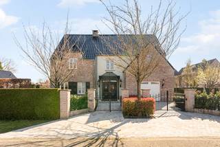 Deze uitzonderlijk verzorgde villa bevindt zich in een rustige en gegeerde woonomgeving in Ravels-Eel. De woning werd met oog voor detail onderhouden en straalt een tijdloze elegantie uit. Dankzij de overvloedige lichtinval en hoogwaardige afwerking geniet u hier van een harmonieus samenspel tussen comfort, stijl en woonkwaliteit.<br /><br />Gelijkvloers<br />Via de stijlvolle inkomhal met gastentoilet betreedt u de woning. Deze verleent toegang tot de sfeervolle leefruimte, waar een karaktervolle houthaard het hart vormt van de zithoek. De aangrenzende eetkamer biedt een prachtig zicht op de tuin en creëert een aangename connectie tussen binnen en buiten. De volledig uitgeruste keuken, voorzien van moderne inbouwtoestellen, beschikt over een charmante ontbijthoek. Aansluitend bevindt zich een praktische bijkeuken/berging met directe toegang tot de inpandige garage, het terras en de tuin.<br /><br />Eerste verdieping<br />De eerste verdieping herbergt een royale master suite met dressing, aangevuld met twee volwaardige slaapkamers. De luxueuze badkamer is uitgerust met een ligbad, inloopdouche, dubbele wastafel en toilet, en biedt alle comfort. <br /><br />Tweede verdieping<br />Via een vaste trap bereikt u de volledig afgewerkte tweede verdieping. Deze verdieping biedt plaats aan twee bijkomende slaapkamers, een tweede badkamer en een aparte dressingruimte, ideaal voor grotere gezinnen of gasten.<br /><br />Tuin<br />De fraai aangelegde en volledig omheinde tuin is toegankelijk via twee automatische toegangspoorten en garandeert optimale privacy. Dankzij de gunstige zuidwestoriëntatie geniet u hier de hele dag van zonlicht en rust. Het perceel beschikt bovendien over een tweede, vrijstaande garage met carport.<br /><br />Troeven van deze eigendom<br />- Instapklare villa met hoogwaardige afwerking<br />- 4 à 5 ruime slaapkamers<br />- 2 stijlvolle badkamers<br />- Energiezuinig met EPC-label B (116)<br />- Zonnepanelen + thuisbatterij (2024) <br />- Gelegen in een rustige omgeving<br />- Nabij de Nederlandse grens <br /><br />Een unieke en stijlvolle villa voor wie op zoek is naar ruimte, luxe en een uitzonderlijke woonbeleving.