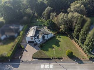 <span><strong>UITZONDERLIJKE VRIJSTAANDE WONING OMGEVEN DOOR GROEN OP EEN ZEER RUIM PERCEEL VAN 39A17CA OP EEN RESIDENTIËLE LOCATIE TE MAASEIK<br /><br />TROEVEN<br /></strong>- Gelegen in het mooie Aldeneik. <br />- Alle belangrijke voorzieningen in de buurt wegens ligging dichtbij het centrum van Maaseik. <br />- Goede verbinding naar Nederland en omstreken. <br />- Verbetering naar EPC C mogelijk! (gedetailleerde simulatie op aanvraag mogelijk!) <br />- Elektriciteitskeuring is conform!<br />- Diverse vernieuwingen sinds 2023: keuken, badkamer, elektriciteit,....<br />- Speels niveuaverschil tussen keuken, zitruimte en eetruimte.<br />- Ruime beklinkerde oprit die direct toegang biedt tot de garage.<br />- Fraai aangelegde voortuin en achtertuin op een royaal perceel van 39A17CA.<br />- 4 terrassen met een uniek en rustgevend zicht op al het groen. <strong><br /></strong><strong><br />KELDERVERDIEPING (-01) <br /></strong>- Gang 1 (2,00m x 2,50m = 5,00m²): trap naar het gelijkvloers, pvc-vloer. <br />- Gang 2 (2,10m x 1,00m = 2,10m²): gepolierde betonvloer. <br />- Garage (5,00m x 6,45m = 32,25m²): automatische sectionale poort, filterinstallatie, smeerput, gepolierde betonvloer. <br />- Berging (3,30m x 2,00m = 6,60m²): gepolierde betonvloer. <br />- Wasplaats (4,40m x 3,75m = 16,50m²): onderkasten, bovenkasten, aansluiting wasmachine/droogkast, wastafel met onderkasten, deur naar de tuin, gepolierde betonvloer.<br />- Resterende kelderruimte is kruipkelder. <br /><strong><br />GELIJKVLOERS (00) <br /></strong>- Inkomhal ((2,10m x 3,50m) + (0,90m x 2,00m) = 9,15m²): glazen deur naar leefruimte, trap naar verdieping 1 en kelder, pvc-vloer. <br />- Zithoek & tv-ruimte (3,25m x 4,85m = 15,76m²): open haard, pvc-vloer. <br />- Eetkamer (4,60m x 5,45m = 25,07m²): schuifraam naar het terras/tuin, airco, pvc-vloer.<br />- Keuken (4,40m x 6,00m = 26,40m²): ingerichte keukenwanden met onderkasten, bovenkasten, diepvries, 2 koelkasten, oven, microgolfoven, koffiezetautomaten, vaatwasser, spoelbak (filterinstallatie), inbouwspots, deur naar de tuin; kookeiland met inductiekookplaat,dampkap, lades; zithoek, pvc-vloer. </span><br /><span>- Slaapkamer 1 (3,20m x 2,50m = 8,00m²): pvc-vloer. </span><br /><span>- Apart toilet (1,20m x 1,20m = 1,44m²): hangtoilet, lavabo, automatische ventilatie, wandbetegeling, tegelvloer. </span><br /><br /><span><strong>VERDIEPING</strong> <strong>+01 </strong></span><br /><span>- Overloop ((1,30m x 2,50m) + (5,20m x 1,30m) = 10,01m²): trap naar het gelijkvloers, houten vloer. <br />- Badkamer (3,20m x 2,00m = 6,40m²): badmeubel met dubbele lavabo, lades, spiegel; hangtoilet, inloopdouche, wandbetegeling, tegelvloer. <br />- Slaapkamer 2 ((4,70m x 2,70m) + (2,00m x 1,20m) = 15,09m²): inbouwkasten, houten vloer. <br />- Slaapkamer 3 (4,00m x 3,00m = 12,00m²): inbouwkasten, houten vloer. <br />- Slaapkamer 4 (3,70m x 4,35m = 16,10m²): houten vloer. <br /><br /></span><strong>VERNIEUWINGEN IN 2023 | </strong>elektriciteit, gyprocwerken/ inbouwspots, pleisterwerken, vloeren, keuken, rolluiken, airco, schuren + verven raamkozijnen, boiler, fronten inbouwkasten, badkamer, toilet, vernieuwing waterleiding, voegwerken buitengevel,..... <br /><br /><span><strong>EXTERIEUR | </strong>4 terrassen,.... </span><span><br /><br /><strong>EXTRA INFORMATIE ASBESTATTESTEN | <br /></strong>- 2 ATTESTEN ( huis & tuin)<br />- Volgens het EPC-attest is de bruikbare vloeroppervlakte 251 m². <strong><br /></strong><br /><strong>EXTRA INFORMATIE | </strong><span>Dit pand kan onderhevig zijn aan de renovatieverplichting die door de Vlaamse overheid wordt opgelegd voor residentiële gebouwen. Alle informatie kunt u terugvinden via https://www.vlaanderen.be/een-woning-kopen/renovatieverplichting-voor-residentiele-gebouwen-vanaf-2023.</span></span>