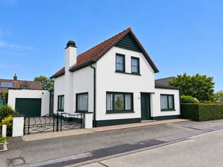 Alleenstaande woning met garage en tuin in Edewalle (Kortemark)<br /><br />Deze alleenstaande woning biedt heel wat mogelijkheden voor wie op zoek is naar een woning met ruimte en verbouwpotentieel, gelegen in het centrum van Edewalle.<br /><br />De woning beschikt over 3 slaapkamers, waarvan één op het gelijkvloers met aansluitende badkamer. Deze kamer kan ook perfect ingericht worden als bureau of ruimte voor een vrij beroep. In 1998 werd dit deel van de woning links bijgebouwd ( met nieuwe slaapkamer en badkamer ).<br />Verder zijn alle ramen voorzien van dubbel glas en rolluiken en is er centrale verwarming op aardgas met ketel van slechts 5 jaar oud.<br /><br />De keuken, tweede badkamer en elektrische installatie zijn aan vernieuwing toe. Een woning met een stevige basis en tal van mogelijkheden om naar eigen smaak te moderniseren.