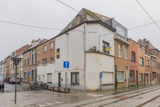 In het hart van Ledeberg bieden wij een ruime rijwoning aan. Deze woning beschikt over drie flinke slaapkamers, een grote living die perfect is voor ontspanning en sociale bijeenkomsten, evenals een uitgeruste keuken en een badkamer. Gelegen in de nabijheid van alle belangrijke invalswegen en winkels, is deze woning ideaal voor wie op zoek is naar een goede bereikbaarheid. Perfect voor gezinnen of iedereen die van ruimte houdt!<br />Voor meer info en/of bezoek bel Aurélie 0494/80.77.88