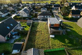Rustig gelegen perceel bouwgrond van 487 m² voor halfopen bebouwing (koppelbouw). Ideaal voor het realiseren van een ruime gezinswoning met 2 bouwlagen.<br />De bouwvoorschriften laten een bouwdiepte van 20 m op het gelijkvloers en 15 m op de verdieping toe, met een vrije dakvorm in harmonie met de naastliggende woning. Er geldt een afstand van 3 m tot de zijperceelgrens en 5 m tot de voorperceelgrens. Daarnaast is een bijgebouw mogelijk tot 30 m² (1 bouwlaag, plat dak).<br />Interessante opportuniteit om uw woning te realiseren op een mooi perceel in een aangename omgeving.<br />Wg, Gvg, Gvkr, Vv, Gmo ~ Ref. MI24190