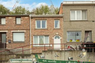<p><span>Op zoek naar een instapklare woning met een uitstekende ligging? </span></p><p><span>Deze charmante rijwoning combineert comfortabel wonen met de nabijheid van het centrum van Aarschot. </span></p><p><span> </span></p><p><span>Op het gelijkvloers beschikt de woning over een gezellige leefruimte met een open, hedendaags ingerichte keuken. </span></p><p><span>Verder vinden we hier een apart toilet en een praktische badkamer. </span></p><p><span> </span></p><p><span>De eerste verdieping omvat twee mooie, volwaardige kamers, die naar wens kunnen worden ingericht als slaapkamers, bureau of hobbyruimte. </span></p><p><span> </span></p><p><span>Een absolute troef is het ruime terras, waar je in alle rust kunt genieten van zonnige dagen. </span></p><p><span>Achteraan bevindt zich bovendien een ruime bergplaats, ideaal voor fietsen, tuinmateriaal en extra stockage. </span></p><p><span> </span></p><p><span>De ligging maakt deze woning bijzonder interessant: rustig wonen en toch vlak bij het centrum van Aarschot, met winkels, scholen, horeca en alle dagelijkse voorzieningen op korte afstand. </span></p><p><span>Bovendien is er gratis parkeergelegenheid in de onmiddellijke omgeving. </span></p><p><span> </span></p><p><span>Interesse? Contacteer ons via 16 15 31 19 of info@immolivit.be</span><span> </span></p><p><span> </span></p>
