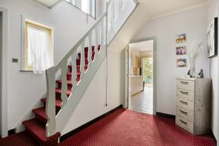 Deze te renoveren gezinswoning met drie slaapkamers is gelegen aan de Genkersteenweg, vlak bij het rondpunt met de Heidestraat. Winkels, scholen en andere voorzieningen bevinden zich in de nabije omgeving, wat deze locatie bijzonder praktisch maakt voor gezinnen. Tegelijk zorgt de goede verbinding ervoor dat je je snel kan verplaatsen richting het centrum en omliggende steden.<br /><br />Bij het betreden van de woning kom je in een ruime inkomhal met een apart gastentoilet. De leefruimte met eetkamer heeft een oppervlakte van maar liefst 52 m² en biedt tal van mogelijkheden. Momenteel is deze ruimte opgedeeld in twee delen via een gyprocwand, maar deze kan eenvoudig verwijderd worden om één grote, open leefruimte te creëren. Aansluitend bevindt zich de keuken, die directe toegang geeft tot de tuin.<br /><br />Op de eerste verdieping zijn er drie slaapkamers (laminaat) en een badkamer voorzien van een lavabo, toilet en douche. Daarnaast is er nog een praktische berging met toegang tot een terras.<br /><br />De zolder is bereikbaar via een zoldertrap. Het dak werd volledig vernieuwd in 2014, wat een belangrijke meerwaarde is, al is het nog niet geïsoleerd.<br /><br />De woning is bovendien volledig onderkelderd, wat zorgt voor extra opslagruimte en functionaliteit. In de kelder bevindt zich een inpandige garage, die bereikbaar is via de achterzijde van de woning.<br /><br />De beglazing van de ramen van de woning werden in 2016 vernieuwd. Bovendien zijn er rolluiken aanwezig.<br /><br />De tuin is volledig verhard, omheind en onderhoudsvriendelijk.<br /><br />De tuinzone maakt momenteel deel uit van één groter perceel (668D2), dat zich vlak achter beide woningen (Genkersteenweg 235 en 237) bevindt. Momenteel is een landmeter bezig met de opsplitsing van deze tuinstrook, zodat beide woningen over een afzonderlijke, volwaardige tuin zullen beschikken. De percelen 668B2 (nr. 235) en 668C2 (nr. 237) zijn eveneens opgenomen in deze opmeting. Deze procedure is momenteel lopende. De vermelde perceeloppervlakte is bijgevolg indicatief en gebaseerd op de huidige kadastrale uittreksels.<br /><br />Via een poort langs de straat is de woning toegankelijk, en er is parkeergelegenheid voorzien voor de woning.<br /><br />Deze woning biedt een uitstekende opportuniteit voor wie op zoek is naar een renovatieproject op een goed bereikbare locatie.<br /><br />De pluspunten op een rij:<br />+ 3 slaapkamers <br />+ Parking voor de woning <br />+ Dak dateert van 2014<br />+ Beglazing ramen vernieuwd in 2016<br /><br />Wil je deze woning graag bezichtigen? Neem dan contact op via stephanie@vestio.com of op 0474-73 64 84.