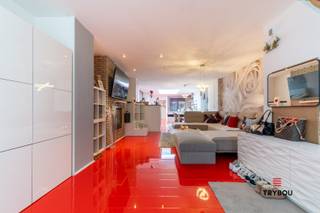 Uitstekend gelegen, volledig vernieuwde woning op een boogscheut van het centrum van Roeselare.De woning bestaat uit:Gelijkvloers: inkomhal - ruime,...