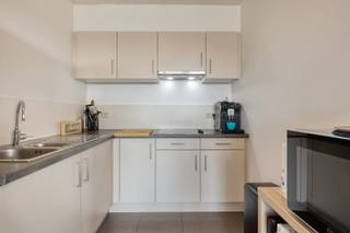 Instapklaar 2-slaapkamerappartement met terras en autostandplaats op toplocatie in Bilzen-Hoeselt<br />Dit verzorgd appartement is gelegen in Residentie Boulevard, Tongersestraat 65, en bevindt zich op de tweede verdieping. Met een bewoonbare oppervlakte van 90,5 m², een privatief terras van 9,38 m² en een ondergrondse autostandplaats biedt dit pand een comfortabele en praktische woonoplossing.<br /><br />Extra troef: er is ruim voldoende gratis parkeergelegenheid voor een tweede wagen of bezoekers.<br /><br />Uitstekende ligging<br />Op slechts 1,2 km bevindt zich het gezellige en bruisende centrum van Bilzen-Hoeselt. Winkels bevinden zich letterlijk binnen handbereik: in de residentie zelf zijn er een ALDI en een Brico. Op wandelafstand richting centrum vind je bovendien Lidl, TEDi, Kruidvat en Jumbo.<br />De nabijgelegen oprit van de E313 zorgt voor een vlotte verbinding richting Antwerpen, Brussel en Luik.<br /><br />Indeling<br />Via de gemeenschappelijke passerelle bereik je de private inkomdeur van het appartement (toegankelijk via lift of trap).<br />De centrale inkomhal geeft toegang tot alle ruimtes:<br />•Twee slaapkamers met laminaatvloer<br />•Gastentoilet<br />•Berging met aansluiting voor wasmachine en extra bergruimte<br />•Badkamer met lavabo en wandkast, ligbad en douchewand<br />Achteraan bevindt zich de lichtrijke woonkamer met open keuken, afgewerkt met een stijlvolle grijze tegelvloer. Dankzij de grote glaspartijen geniet je hier van een aangename lichtinval en via het schuifraam bereik je het terras.<br />De keuken is volledig uitgerust met:<br />•Dubbele spoelbak<br />•Koelkast<br />•Diepvries<br />•Oven<br />•Keramische kookplaat met dampkap<br />Sterke troeven<br />✔ Toplocatie<br />✔ Lichtrijk appartement<br />✔ 2 slaapkamers<br />✔ Instapklaar<br />✔ Gunstig EPC<br /><br />Wens u graag dit appartement te bezoeken, neem contact op met Leon Nulens via 089/71 04 40 of mail naar info@immonulens.be.<br /><br />Tot binnenkort!