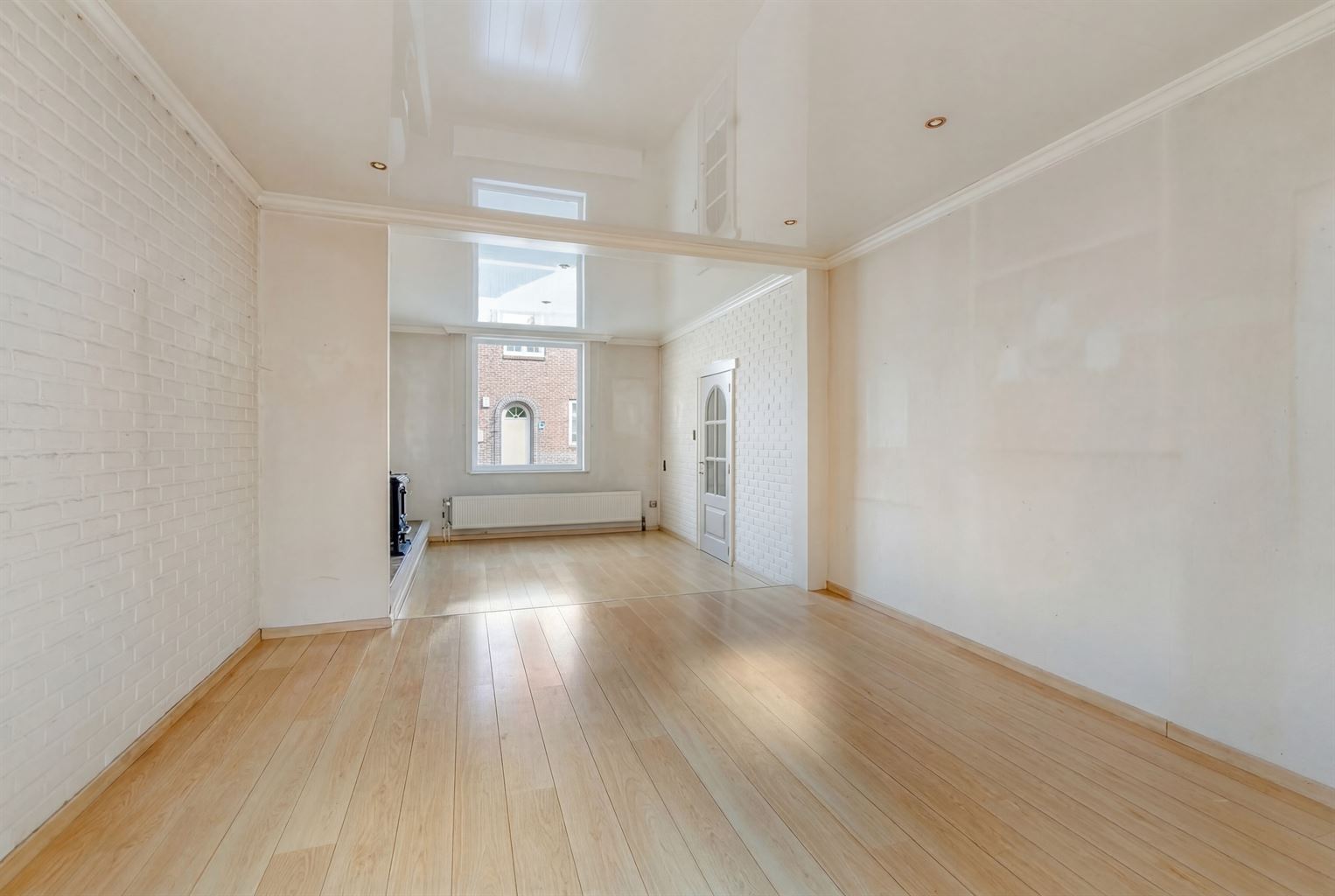 Charmante halfopen bebouwing met 3 slaapkamers, omheinde tuin en zonnepanelen, gunstig gelegen nabij het centrum van Maaseik. - foto 5