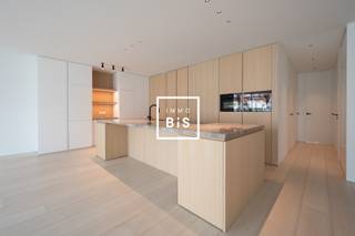 TE HUUR: Uitzonderlijk appartement op de Kustlaan met zuidgericht terrasHet exclusieve en prestigieuze nieuwbouwproject “Coast House” geniet een zeer...