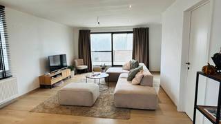 Dit prachtig en ruim duplexappartement bestaat uit: inkomhal met 1e toilet, ruime living met ingerichte keuken (fornuis, vaatwasmachine, frigo...