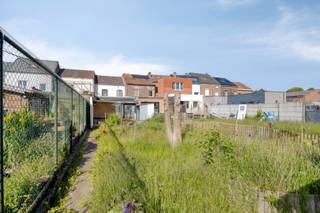 Deze woning is gelegen in een aangename woonomgeving en op enkele minuutjes van het stadscentrum.<br />Het trein- en busstation, supermarkt en lagere school bevinden zich vlakbij.<br /><br />INDELING: <br />x inkomhal met trap naar de verdieping: <br />x vooraan een ruime eetkamer en aansluitend de zitruimte; <br />x woonkeuken met aparte kookhoek; <br />x doorgang naar de grote veranda waar zich ook de wasruimte bevindt; <br />x gelijkvloerse badkamer met douche en toilet.<br /><br />x op de verdieping zijn er 2 slaapkamers; <br />x toegang tot de zolder via een valluik in de nachthal.<br /><br />x gezellig terras met aansluitend een diepe tuin; <br />x ruime buitenberging, ideaal voor hobbykamer; <br />x grote tuinberging.<br /><br />Het hellend dak werd goed geïsoleerd met 14cm PUR, de isolatie van het plat dak is onbekend, waardoor het EPC een E-label heeft. Door ook het platte dak te isoleren zal het EPC reeds een C-label worden.<br /><br />INTERESSE? Maak dan telefonisch een afspraak voor bezichtiging op het nummer 012 23 00 23 of mail uw vragen aan roland@immo-leroi.be.