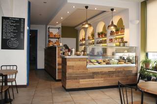 Dit handelspand in het hart van Zottegem biedt een mooie opportuniteit voor wie op zoek is naar een commerciële locatie met karakter, visibiliteit en groeipotentieel. Dankzij de centrale ligging is het pand vlot bereikbaar, met parkeermogelijkheden in de directe omgeving.<br /><br />Bij het binnenkomen bevindt zich een open ruimte die zich perfect leent voor het voorzien van zitplaatsen. De aanwezige toog maakt het pand bijzonder interessant voor een horecazaak, koffiebar of andere kleinschalige handelsactiviteit. Aansluitend is er een ruime keuken (zonder installaties), die volledig naar wens kan worden ingericht, en verder zijn er ook toiletten, een berging en een kelder aanwezig.<br /><br />Via twee aparte trappen bereik je het bovenste gedeelte van het gebouw, waar er ruimte is om een privévertrek of woongelegenheid te creëren. Dit gedeelte biedt extra mogelijkheden, afhankelijk van je plannen en renovatievisie.<br /><br />Hoewel het pand een opfrissing en modernisering nodig heeft, vormt het een solide basis voor wie op zoek is naar een commercieel pand met veel potentieel op een topligging.<br /><br />Ideaal voor ondernemers of investeerders die willen bouwen aan een eigen project in het centrum van Zottegem. Heb je interesse en wil je dit handelspand graag zelf komen ontdekken? Neem dan gerust contact op om een bezoek in te plannen.<br /><br />